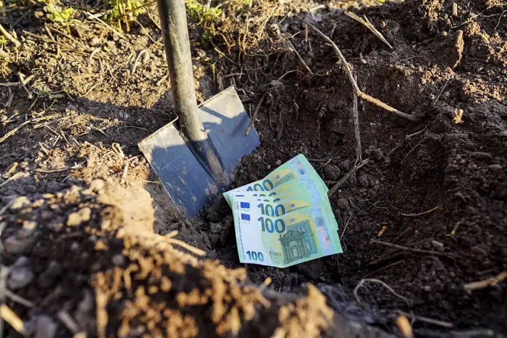 agricultor encuentra miles billetes campo