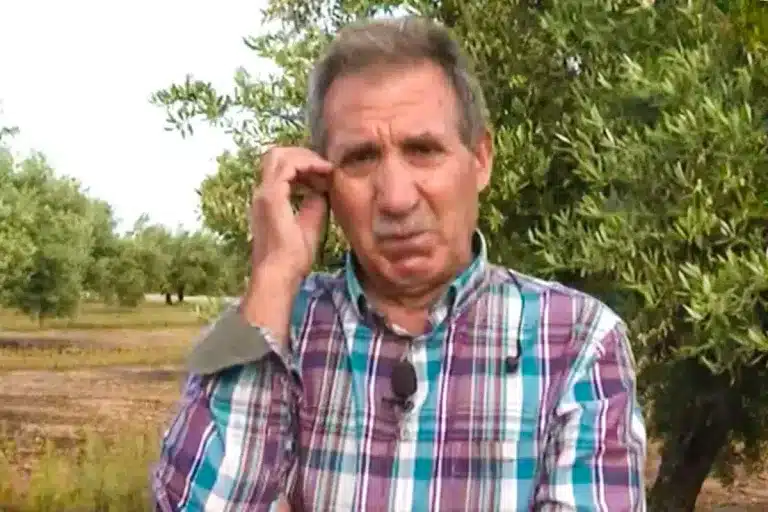 El agricultor, durante la intervención.