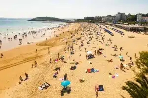 Bañistas en una playa de Santander