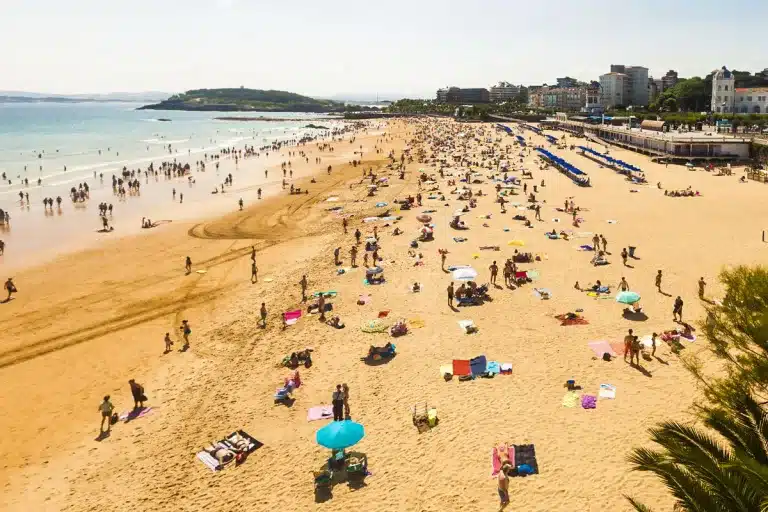 Bañistas en una playa de Santander