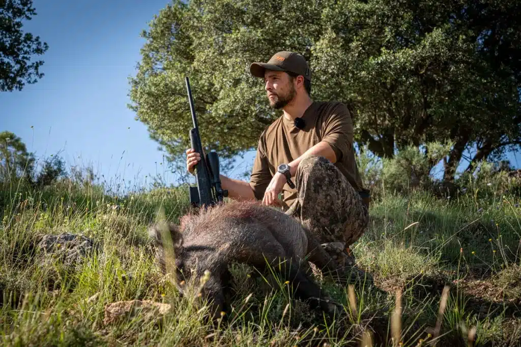 Un cazador con un jabalí. 