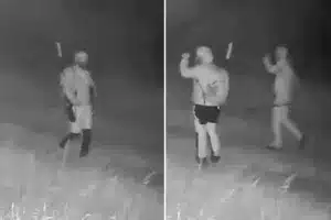 Los dos presuntos furtivos en la grabación.