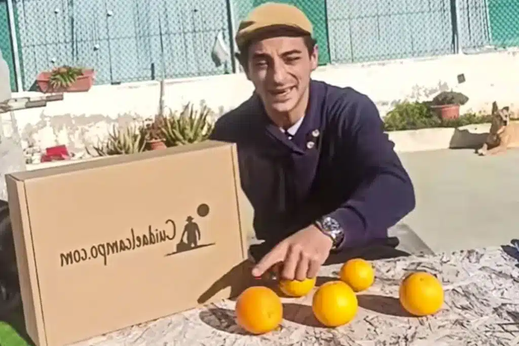 Joven agricultor naranjas internet