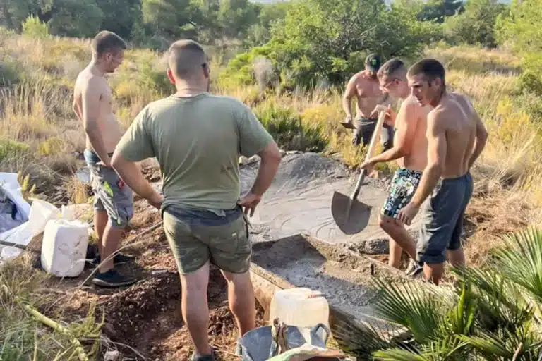 jóvenes cazadores agua fauna