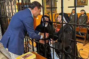 Juanma Moreno visitó el convento de las Monjas Mínimas de San Francisco de Paula, pero no acudió a la sede de los cazadores.