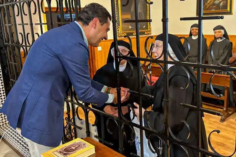 Juanma Moreno visitó el convento de las Monjas Mínimas de San Francisco de Paula, pero no acudió a la sede de los cazadores.