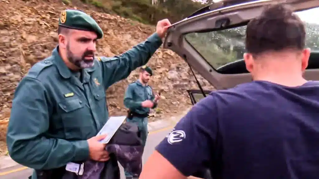 El Guardia Civil, al abrir el maletero.