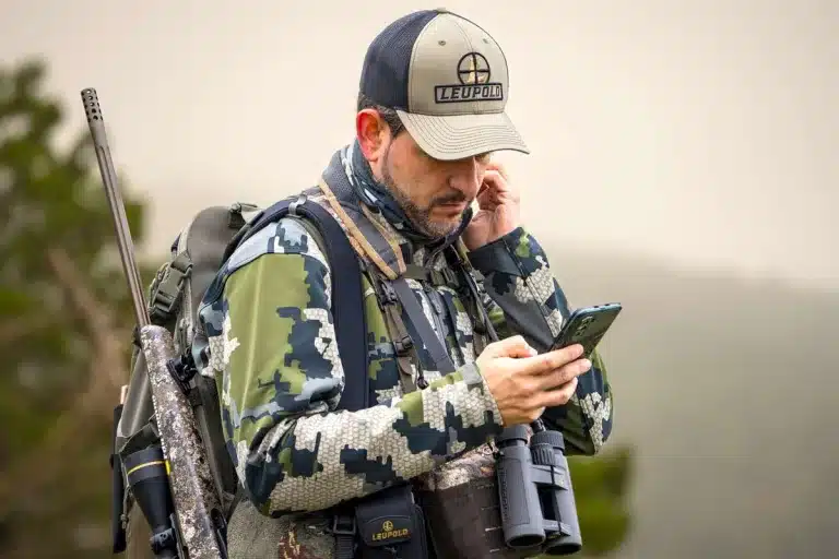 Un cazador consulta su móvil.