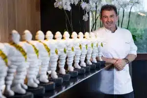 Martín Berasategui junto con algunos de sus galardones Michelin.