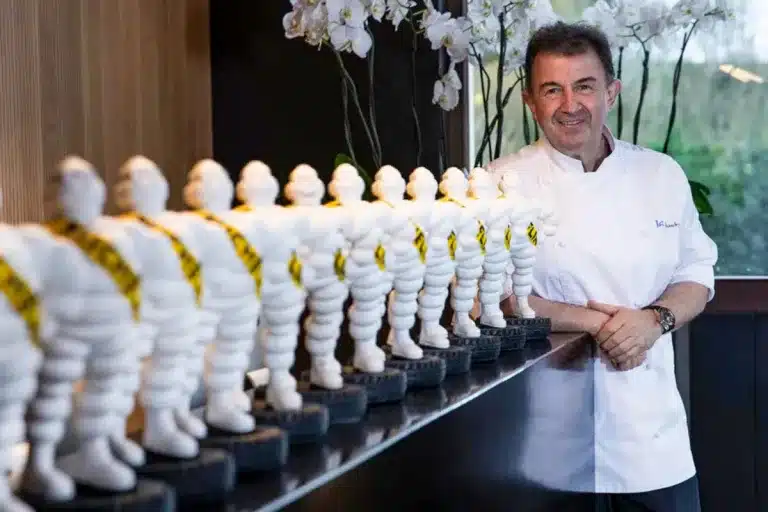 Martín Berasategui junto con algunos de sus galardones Michelin.