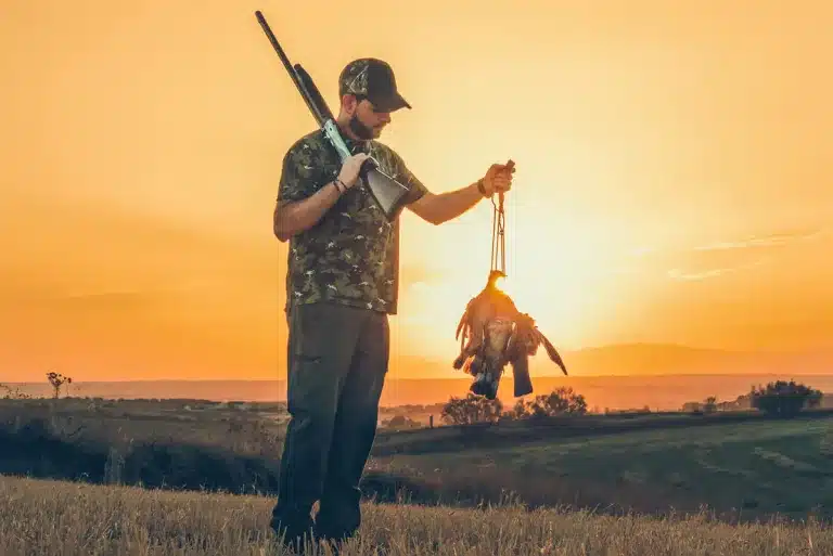 Cazador con una percha de palomas torcaces.