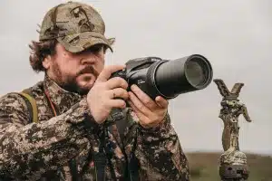 El autor, durante la prueba de la Nikon Coolpix P1100.