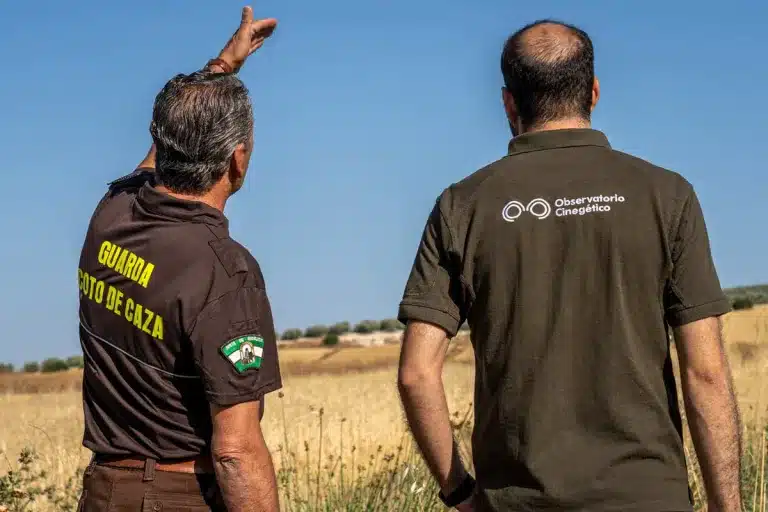 Un guarda de caza y un miembro del Observatorio Cinegético en el campo