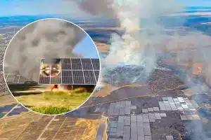 Una placa solar incendiada y estado en el que quedaron las inmediaciones de una planta fotovoltaica en Talaván (Cáceres).