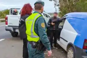 Los agentes, durante el operativo.