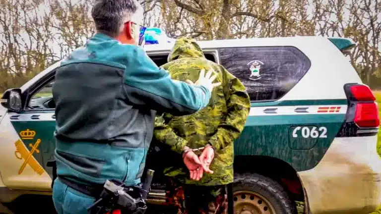 Un momento de la supuesta detención del furtivo.