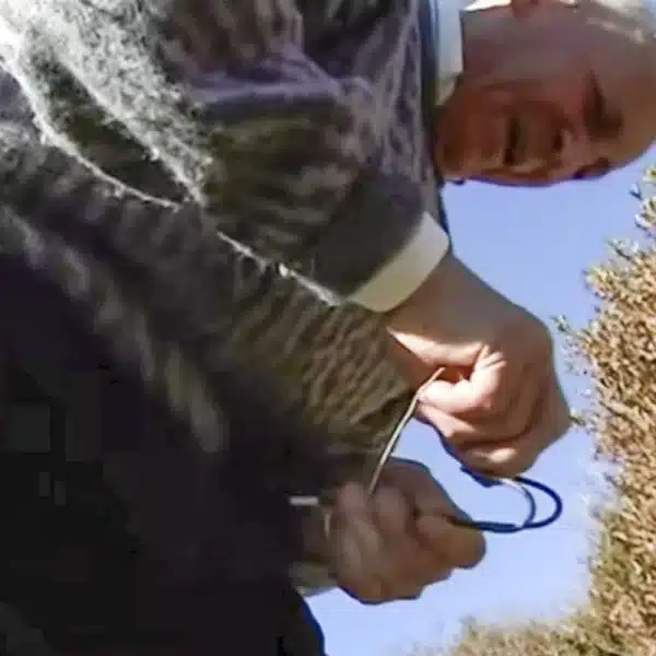 anciano agricultor trampa ratones