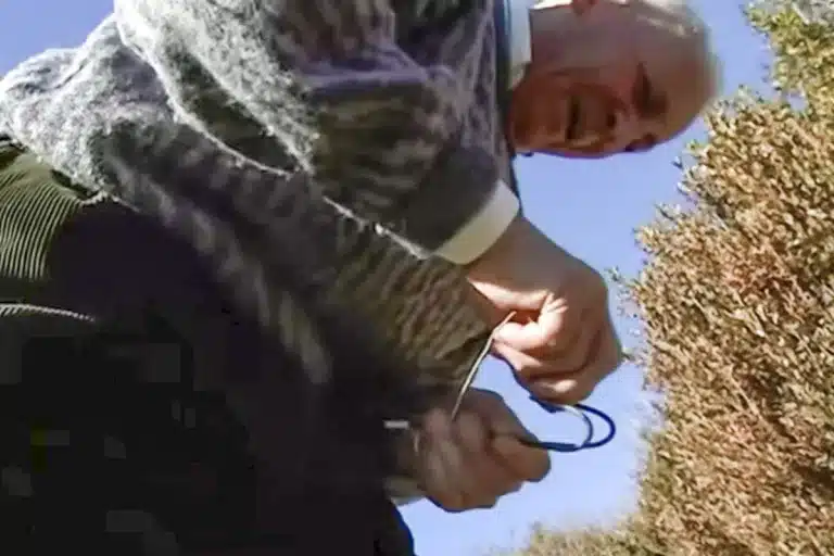 anciano agricultor trampa ratones