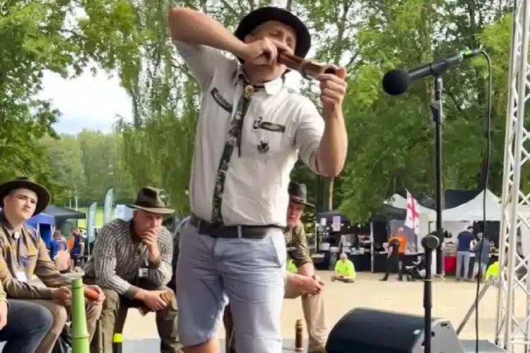 cazador imita berrea ciervo