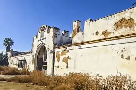 Un andaluz descubre un misterioso cortijo abandonado en mitad del campo en Sevilla: «Da un poco de yuyu»