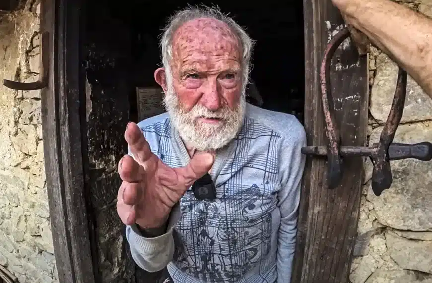 Federico 93 años vive como hace un siglo