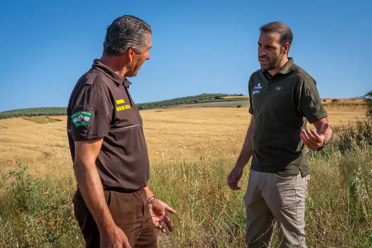 A la derecha, Gonzalo Varas, investigador de la Fundación Artemisan, visita una de las fincas del estudio.