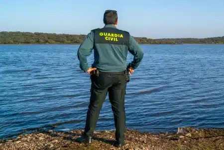 Un agente de la Guardia Civil en un embalse.