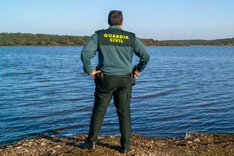 Un agente de la Guardia Civil en un embalse.