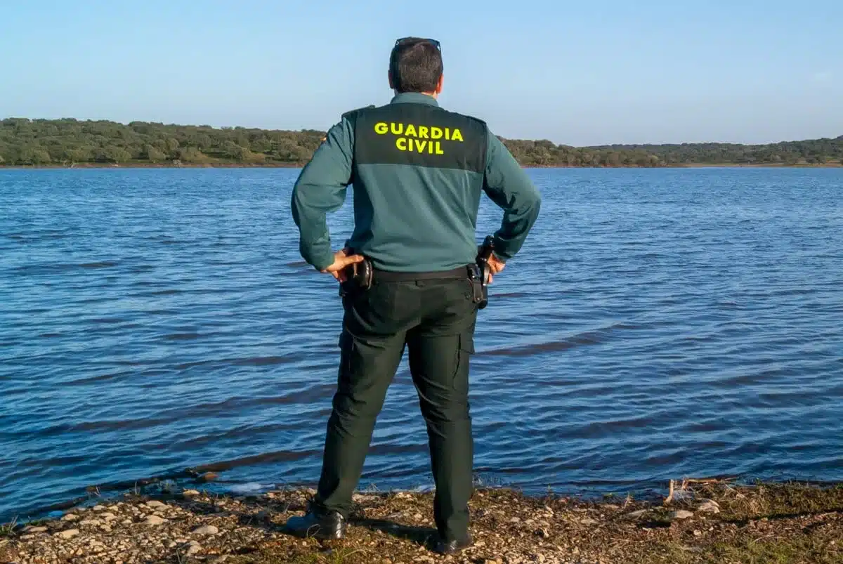 Un agente de la Guardia Civil en un embalse.