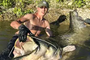 Monstruo de río capaz comerse perro