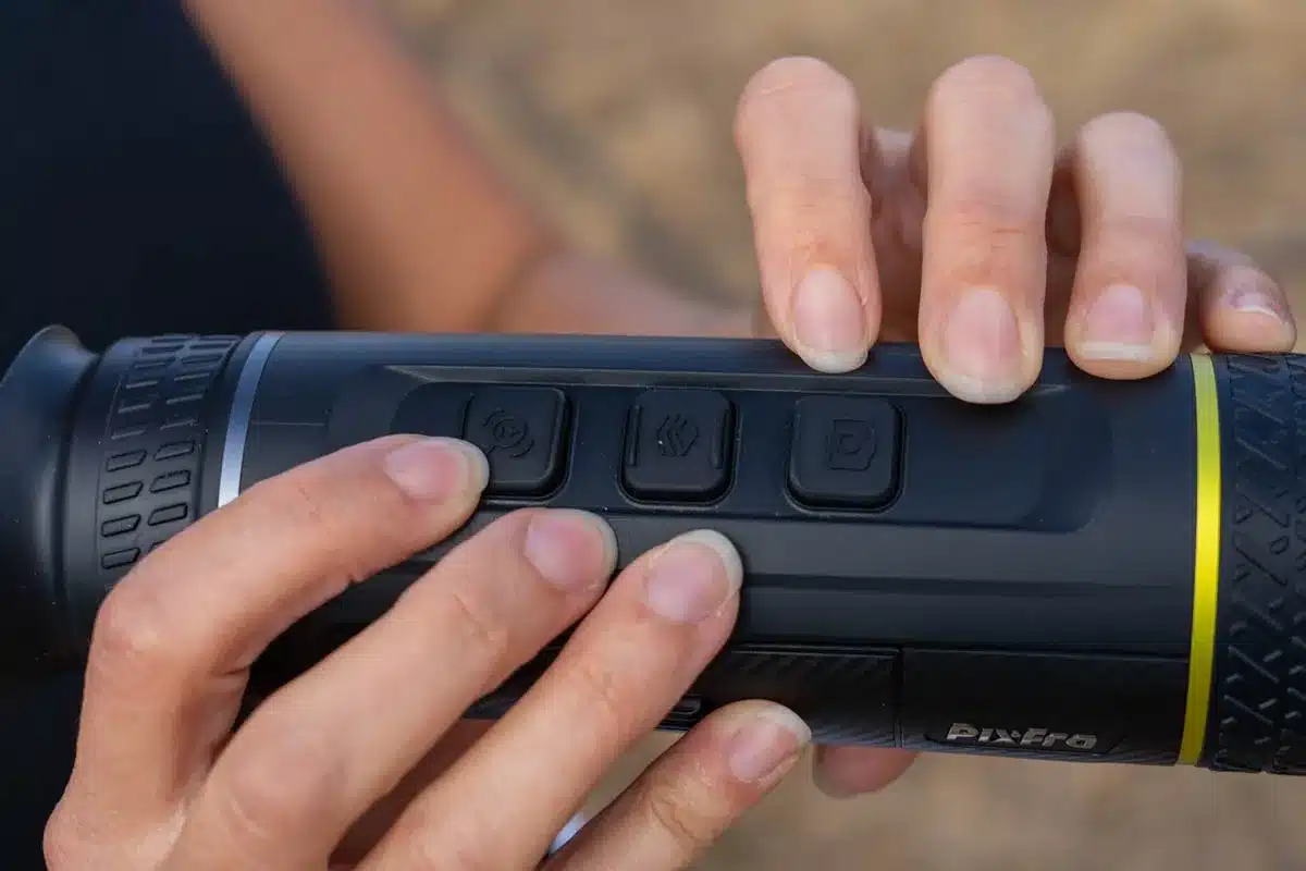 El Pixfra Sirius S635 emplea solo tres botones para funcionar.