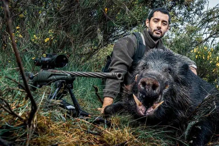 Fernando Álvarez de Sotomayor con el jabalí abatido.