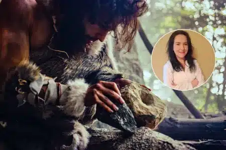 Adriana Castr junto a una representación de uno de nuestros antepasados.