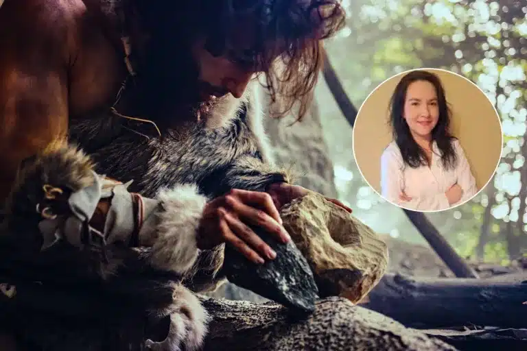 Adriana Castr junto a una representación de uno de nuestros antepasados.