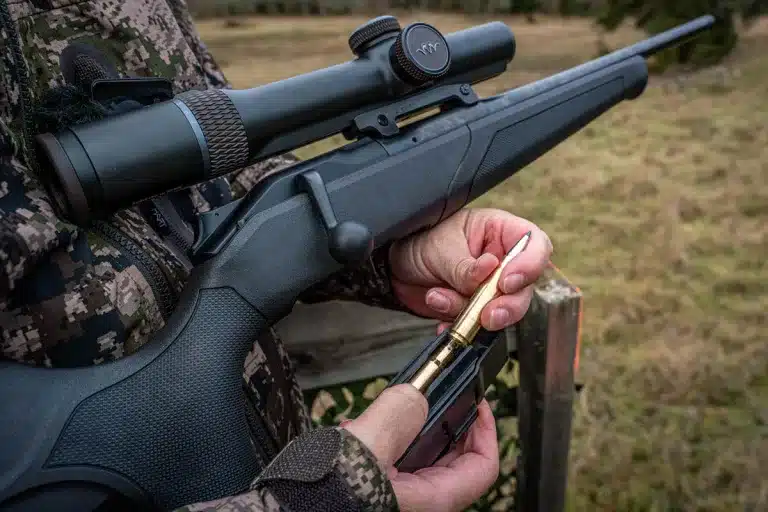Un cazador carga su rifle con munición sin plomo.
