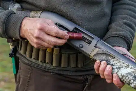 Un cazador carga munición de plomo en su escopeta.