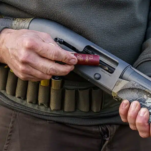 Un cazador carga munición de plomo en su escopeta.