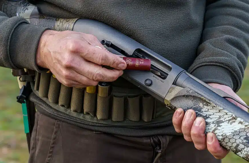 Un cazador carga munición de plomo en su escopeta.