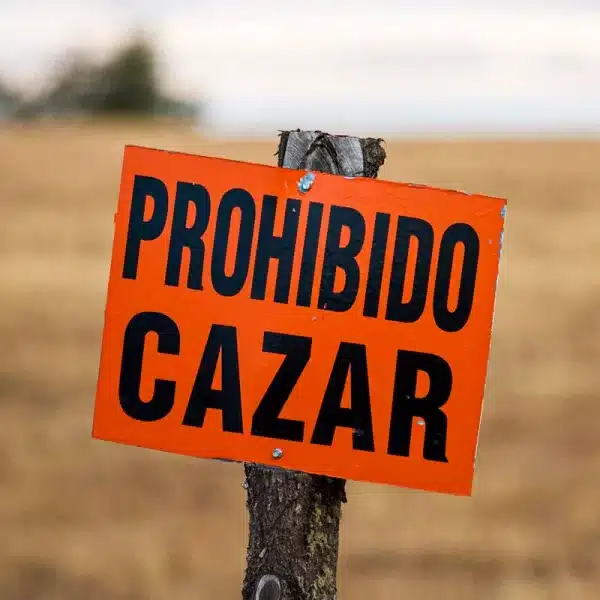 Tablilla que indica la prohibición de cazar.