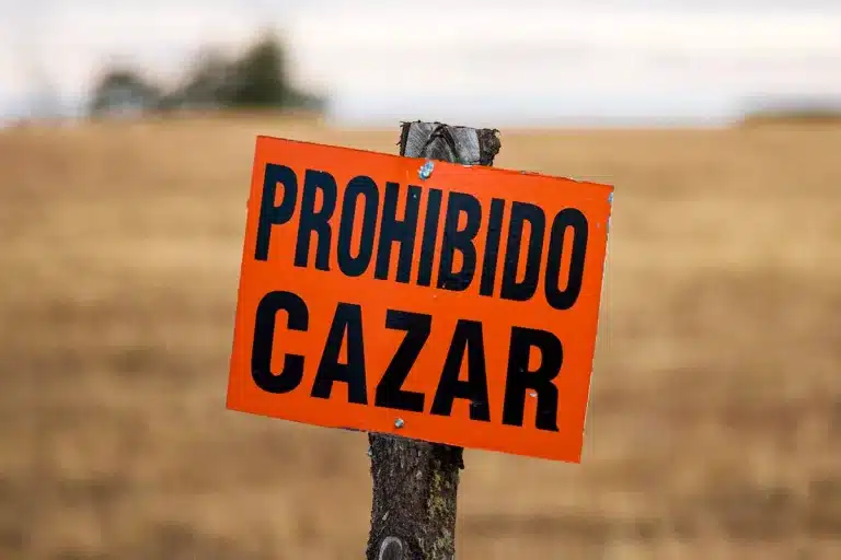 Tablilla que indica la prohibición de cazar.