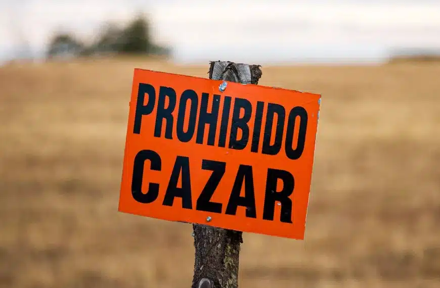 Tablilla que indica la prohibición de cazar.
