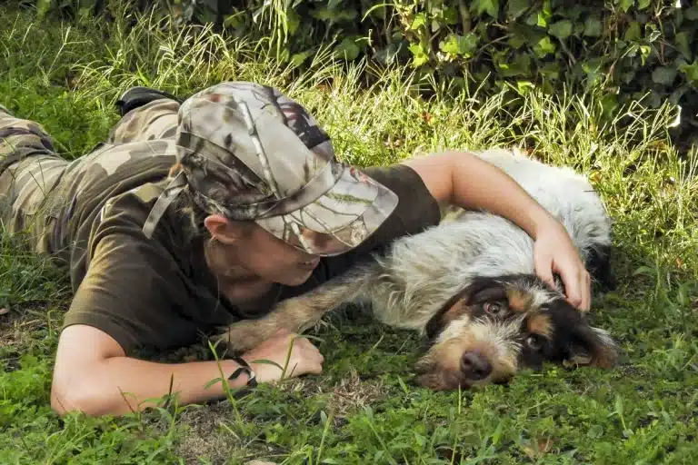 Cazadora con su perro de caza