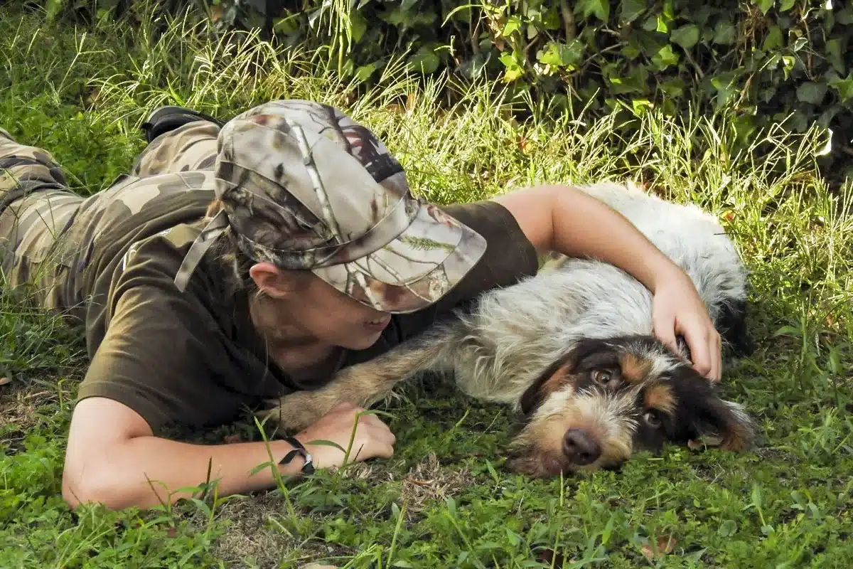Cazadora con su perro de caza