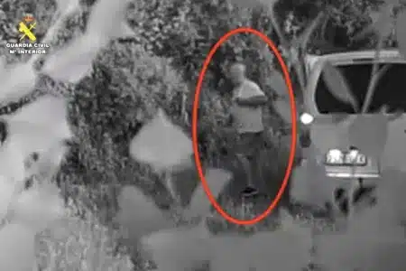 Guardia Civil poderoso ilegal método perros vecina