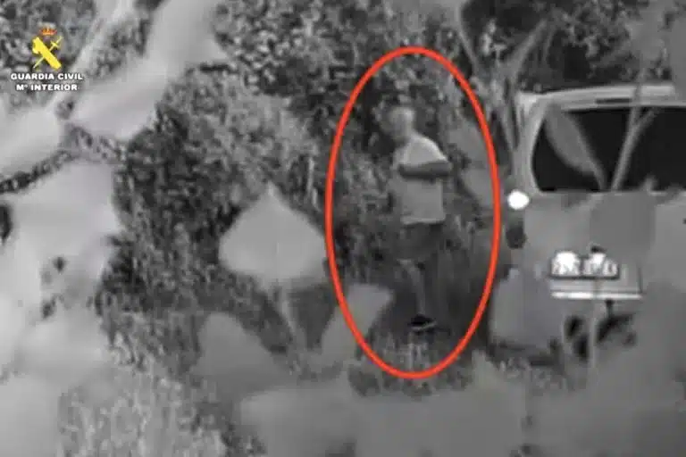 Guardia Civil poderoso ilegal método perros vecina