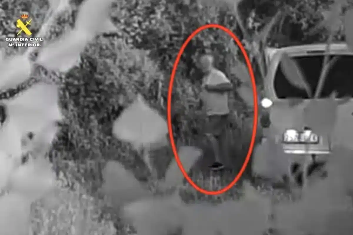 Guardia Civil poderoso ilegal método perros vecina