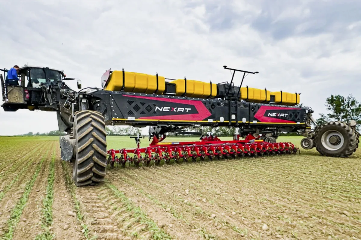 Máquina agrícola siembra, fertiliza, fumiga, cosecha