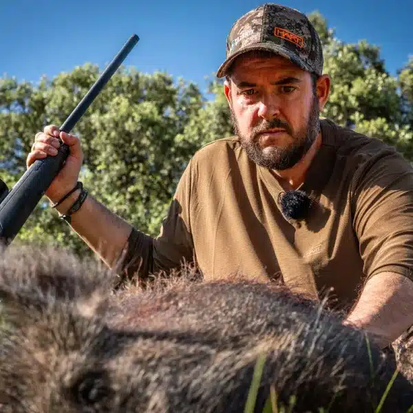 Cazador con un jabalí.