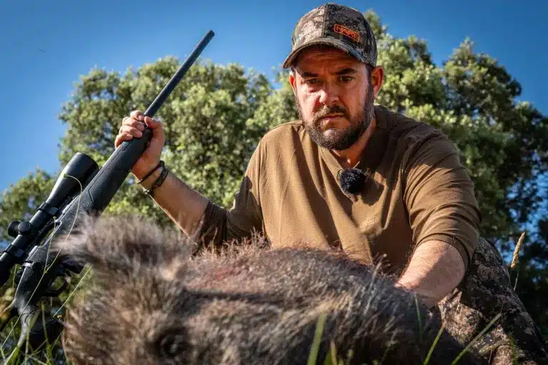 Cazador con un jabalí.