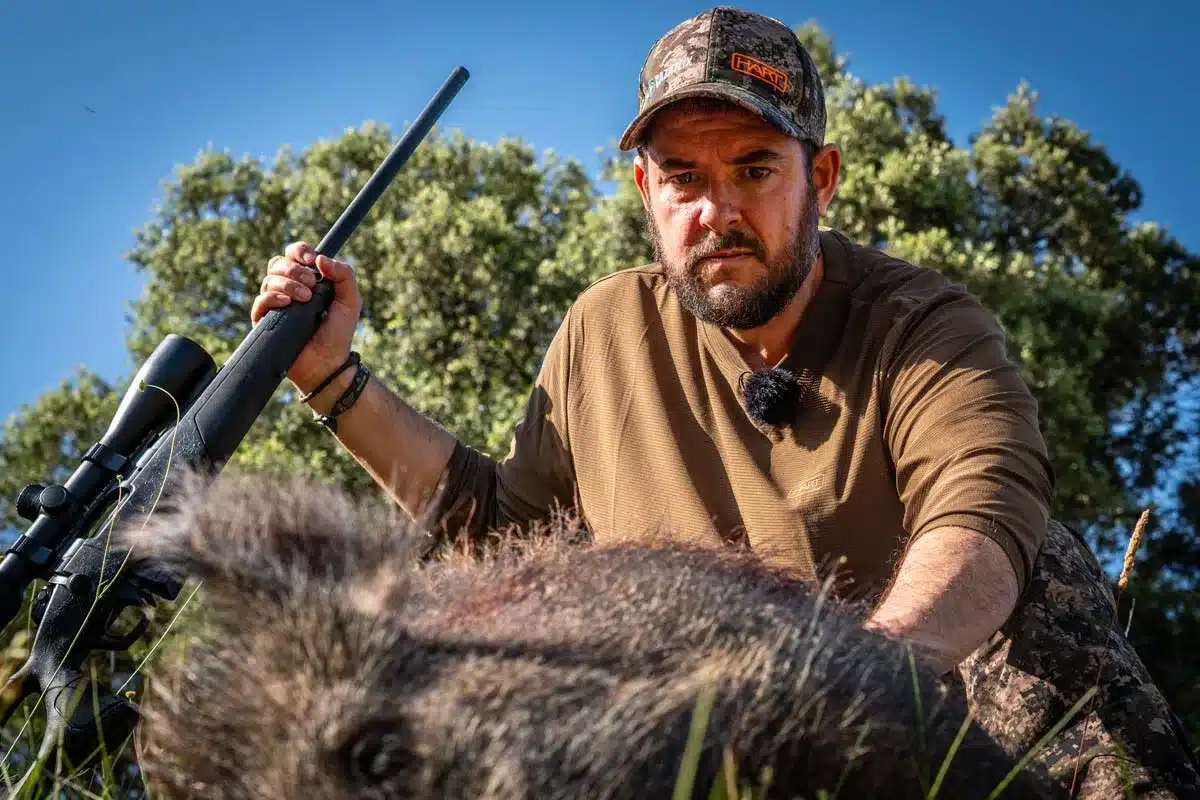 Cazador con un jabalí.